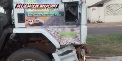 Rolim de Moura - Motociclista fica ferido após se chocar contra caminhão caçamba no Centro da cidade 