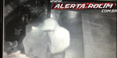 Rolim de Moura - Bandidos ameaçam e agridem frentistas durante prática de roubo em posto de combustível no Bairro Cidade Alta  - Vídeo 