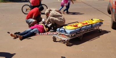 Rolim de Moura - Mulher é socorrida ao hospital após ser atingida por carro no cruzamento da Rua Guaporé com Avenida Manaus 