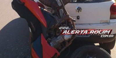Rolim de Moura - Motociclista colide na traseira de carro estacionado na Avenida Macapá 