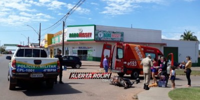 Rolim de Moura – Acidente em cruzamento no Centro da cidade, entre moto e carro resulta em duas vítimas feridas