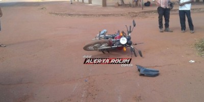 Rolim de Moura – Motociclistas são socorridos pelos bombeiros após se envolverem em acidente no cruzamento da Avenida São Paulo com Rua Jamari