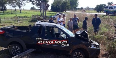 Rolim de Moura - Casal é socorrido pelos bombeiros, após caminhonete capotar na RO-383, durante tentativa de ultrapassagem e ser fechado por outro veículo 