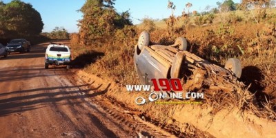 Alta Floresta -  Carro capota na linha P-50 e condutora é socorrida por populares 