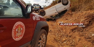 Rolim de Moura -Pai e filha ficam feridos após carro capotar na linha 180 