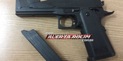 Rolim de Moura -  Dupla é detida pela PM com simulacro de arma de fogo