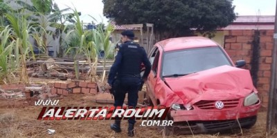 Rolim de Moura - Carro capota no Bairro Cidade Alta e destrói muro de residência  