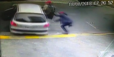 São Paulo - Bandido é abandonado por comparsas após quebrar a perna durante assalto - Vídeo