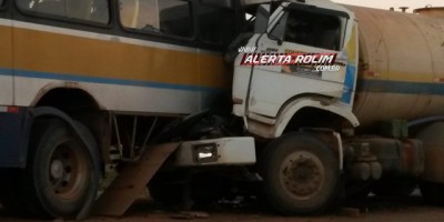 Rolim de Moura - Caminhão tanque se choca na traseira de ônibus escolar na RO-010 