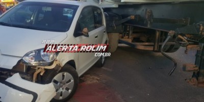 Rolim de Moura - Durante conversão, carreta atinge veículo de passeio na região central da cidade 