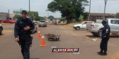 Rolim de Moura – Motociclista é socorrido pelos bombeiros com suspeita de fratura, após acidente entre moto e carro no Centro da cidade