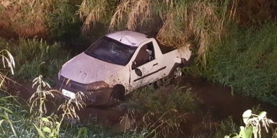 Rolim de Moura -  Condutor embriagado cai com carro dentro de rio após passar por galeria na Avenida Maceió 