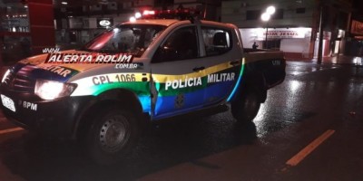 Rolim de Moura - Condutora de automóvel avança via preferencial e provoca acidente com Viatura da PM