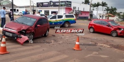Rolim de Moura - Motorista é socorrido pelos bombeiros após colisão entre dois carros no Centro da cidade