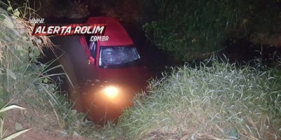Rolim de Moura - Carro cai dentro de córrego na Avenida Macapá e uma pessoa é socorrida pelo Resgate do Corpo de Bombeiros