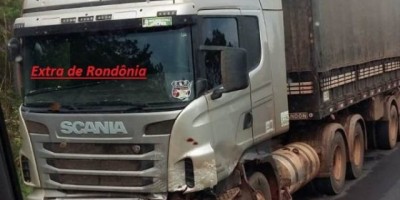 BR-364: Colisão entre automóvel e dois caminhões deixa vítimas fatais
