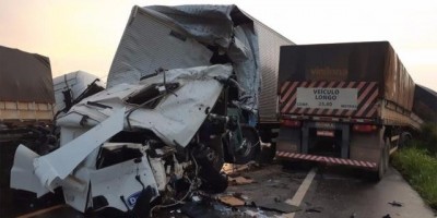 Motorista fica preso às ferragens e morre em acidente com duas carretas na BR-364