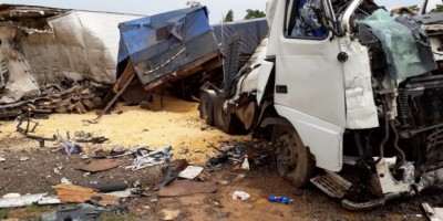 Jaru - Acidente entre duas carretas na BR-364 deixa cabine de carreta destruída e motorista sai ileso