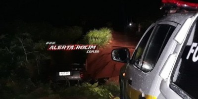 Rolim de Moura - Durante forte chuva, motorista cai com o carro dentro de cratera no Bairro Cidade Alta 