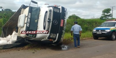 Novo Horizonte -  Caminhão carregado com milho tomba na RO-010 
