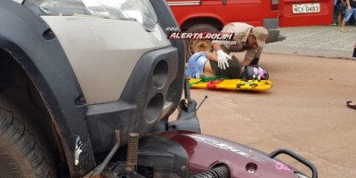Rolim de Moura – Mulher é socorrida pelo Resgate após ser atingida por carro no cruzamento das Avenidas Norte Sul e São Paulo 