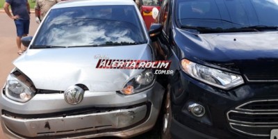 Rolim de Moura - Cruzamento da Avenida 25 de Agosto com Rua Jaguaribe é novamente palco de colisão entre dois carros 