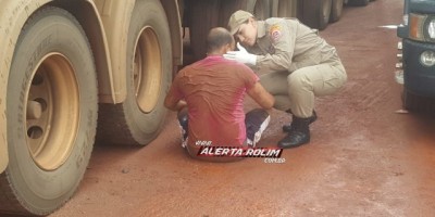Rolim de Moura - Pneu de carreta estoura e deixa motorista ferido na RO-010