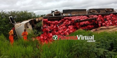 Carreta com cerveja tomba após colisão com carro e carga fica espalhada na BR-364 em Pimenta Bueno