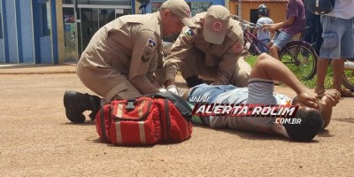  Rolim de Moura – Motociclista é socorrido com suspeita de fratura em uma das pernas após colidir contra carro que avançou a via 