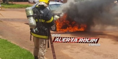 Rolim de Moura – Carro pega fogo enquanto transitava pelo Bairro Planalto - Vídeo