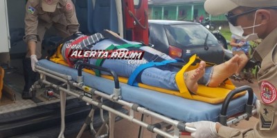  Rolim de Moura – Mãe e filha são socorridas pelo Resgate após se chocarem contra carro em acidente de trânsito no Bairro Beira Rio 