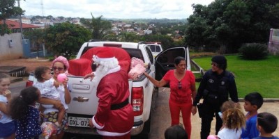 Nova Brasilândia - Papai Noel dos Correios e PM com apoio do comércio e comunidade realizaram o Natal Solidário