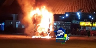 Ônibus pega fogo na rodoviária de Presidente Médici