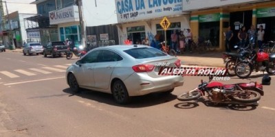 Rolim de Moura – Moto se choca na traseira de carro que diminuiu velocidade para pedestre passar sobre a faixa 