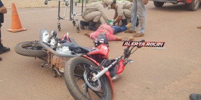 Rolim de Moura – Motociclista desvia de carro que avançou a via, sofre queda e é socorrido com suspeita de fratura em sua perna 