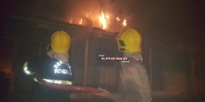 Rolim de Moura – Bombeiros combatem incêndio em estabelecimento de madeira no Bairro Beira Rio 
