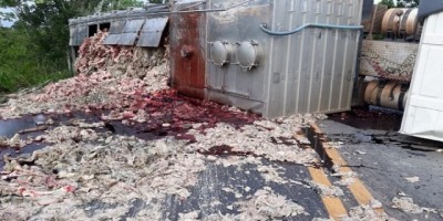 Motorista morre preso as ferragens após tombar carreta na BR 364,  entre Cacoal e Presidente Médici