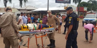 Rolim de Moura – Condutora de moto é socorrida pelos bombeiros após ser atingida por carro no Centro da cidade 