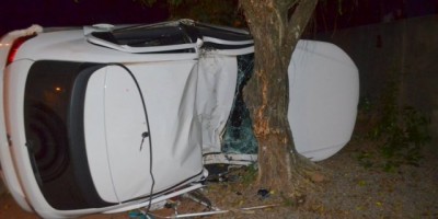 Condutor embriagado e inabilitado capota veículo emprestado ao fugir da PM, em Jaru