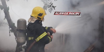  Rolim de Moura – Bombeiros atuam em incêndio no Bairro Beira Rio – Vídeo 