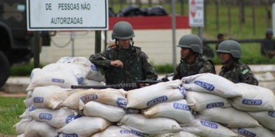 Aparato de guerra é montado em frente a presídio federal de RO 