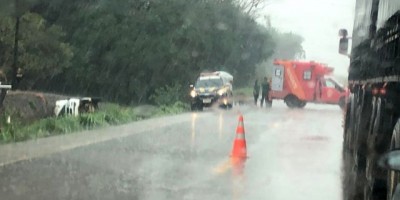 Paciente morre após capotamento de ambulância na BR-364