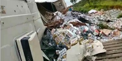 Carreta carregada com cerveja tomba na BR-364, em Pimenta Bueno