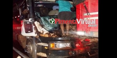 Motorista fica preso às ferragens ao colidir com carreta na BR-364, em Pimenta Bueno