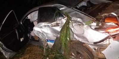 Táxi com passageiros capota na BR 364 após colisão com carreta