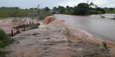 Água passar por cima da RO-010 e deixa rodovia intransitável próximo a Nova Brasilândia do Oeste - Vídeo