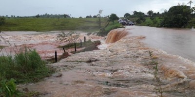 Nova Brasilândia - Enxurrada passa sobre a RO-010 e deixa rodovia intransitável por certo período - Vídeo