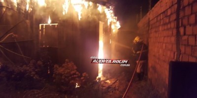 Rolim de Moura – Casa de madeira é destruída por incêndio durante a noite de domingo - Vídeo