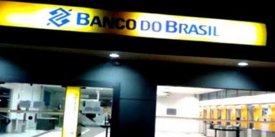 Bandidos invadem agência do Banco do Brasil, arrombam cofre e levam armas de vigilantes, em Porto Velho