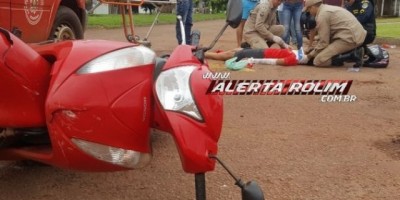 Rolim de Moura – Mulher é socorrida com suspeita de fratura em um dos braços após colidir moto contra carro que avançou a via no Bairro Beira Rio